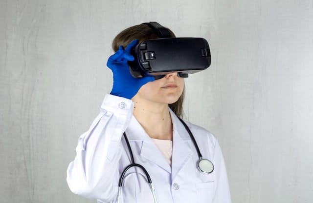docteur portant un casque de réalité virtuelle