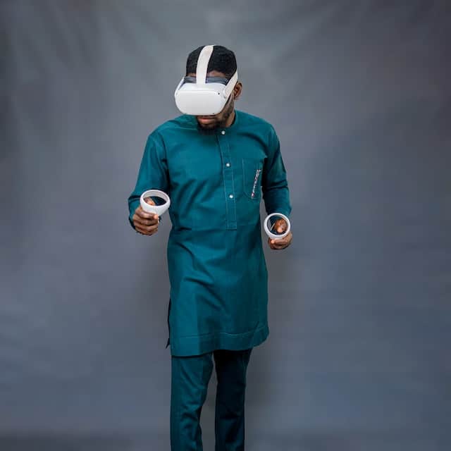 médecin utilise un sytème de réalité virtuelle
