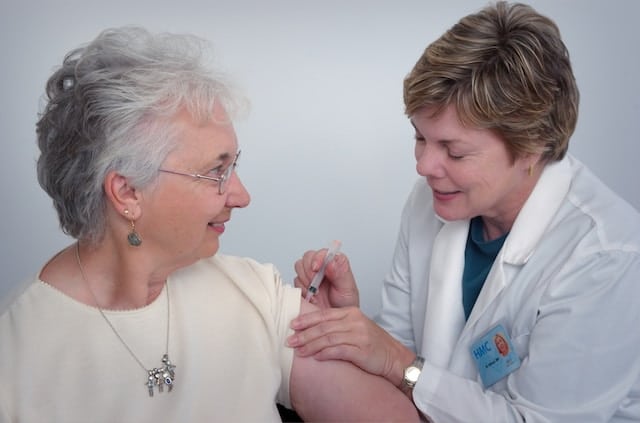 infirmiere-vaccine-personne-agee