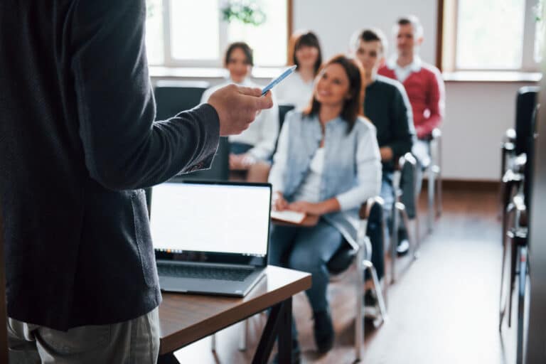 tout-monde-sourit-ecoute-groupe-personnes-lors-conference-affaires-dans-salle-classe-moderne-pendant-journee